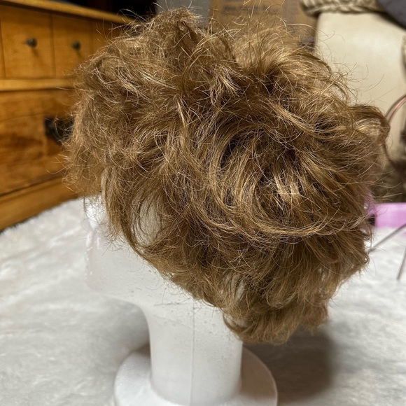 IOB Paula Young Cover Girl Whisper Lite Wig A2182 in Light Golden Brown Average - Picture 2 of 9